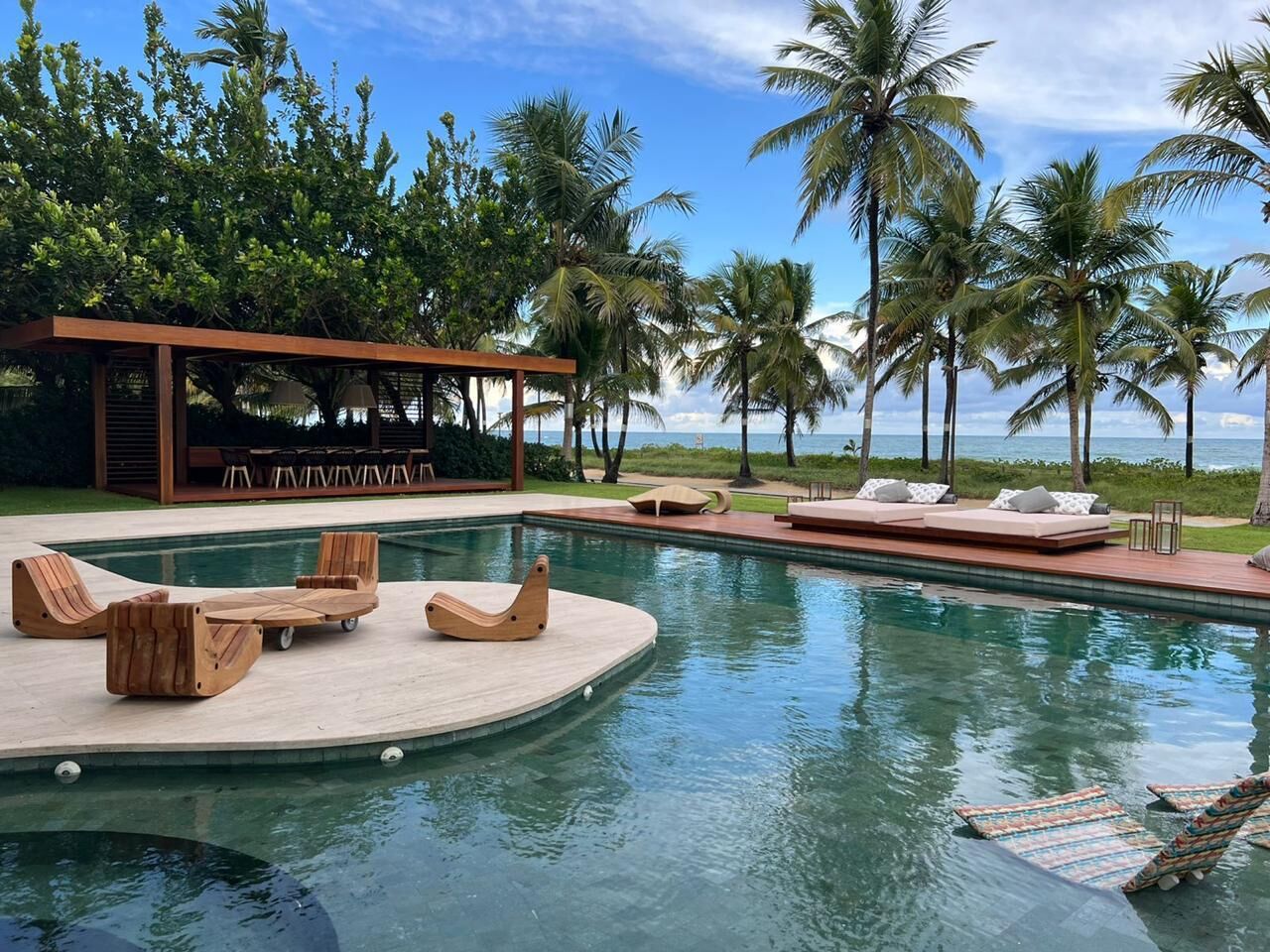 Piscina em pedra Hijau com prainha, gazebo em massaranduba e o mar ao fundo